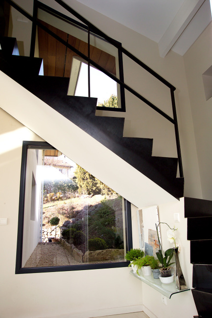 Vue intérieure ouverture fixe en triangle sous escalier