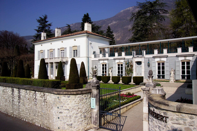 Vue façade musée Hébert au printemps