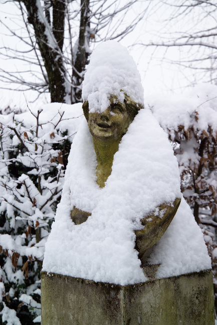 Musée Hébert en hiver, sculpture enneigée 2