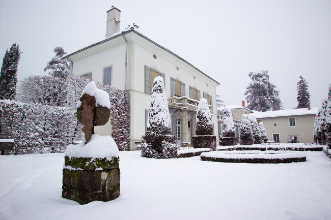 Musée Hébert en hiver avec sculpture F. Weil