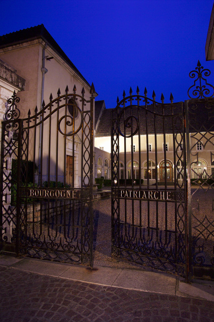 Cave Patriarche de nuit, portail d'entrée