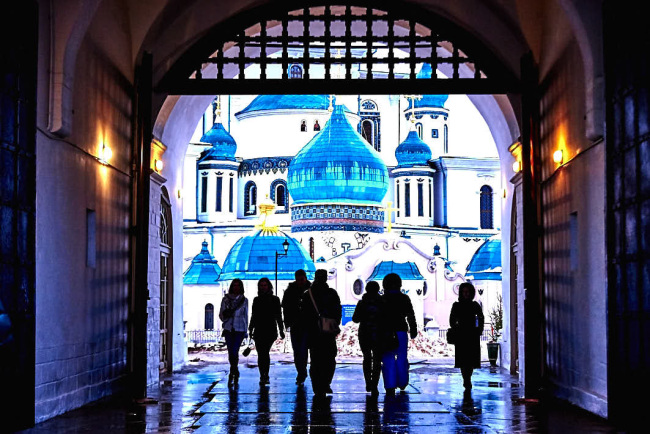 Va et vient à l'entrée du monastère