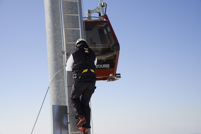 Technicien sur échelle du télésiège 3