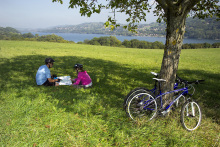 Cyclotourisme, pause orientation près du lac