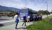 Élèves montant dans un bus scolaire