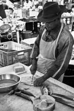 Poissonnier au marché de St Pierre 1