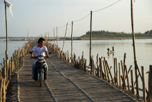 En vélomoteur sur le Bamboo bridge
