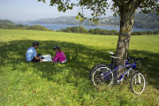 Cyclotourisme, pause orientation près du lac