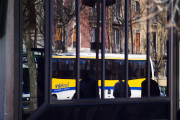 Reflets car dans vitres gare routière