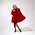 Manteau rouge sur ensemble noir