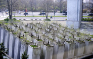 Colonne de béton et oliviers