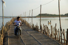 En vélomoteur sur le Bamboo bridge